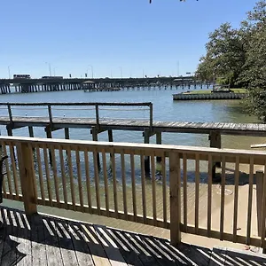 the-boat-house-water-front-wifi-pet-friendly-home.hotels-in-virginia-beach.com/
